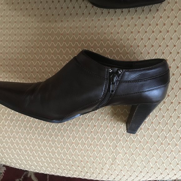Liz Claiborne Brown Ankle bootie Size 8 1/2 w - Picture 7 of 11